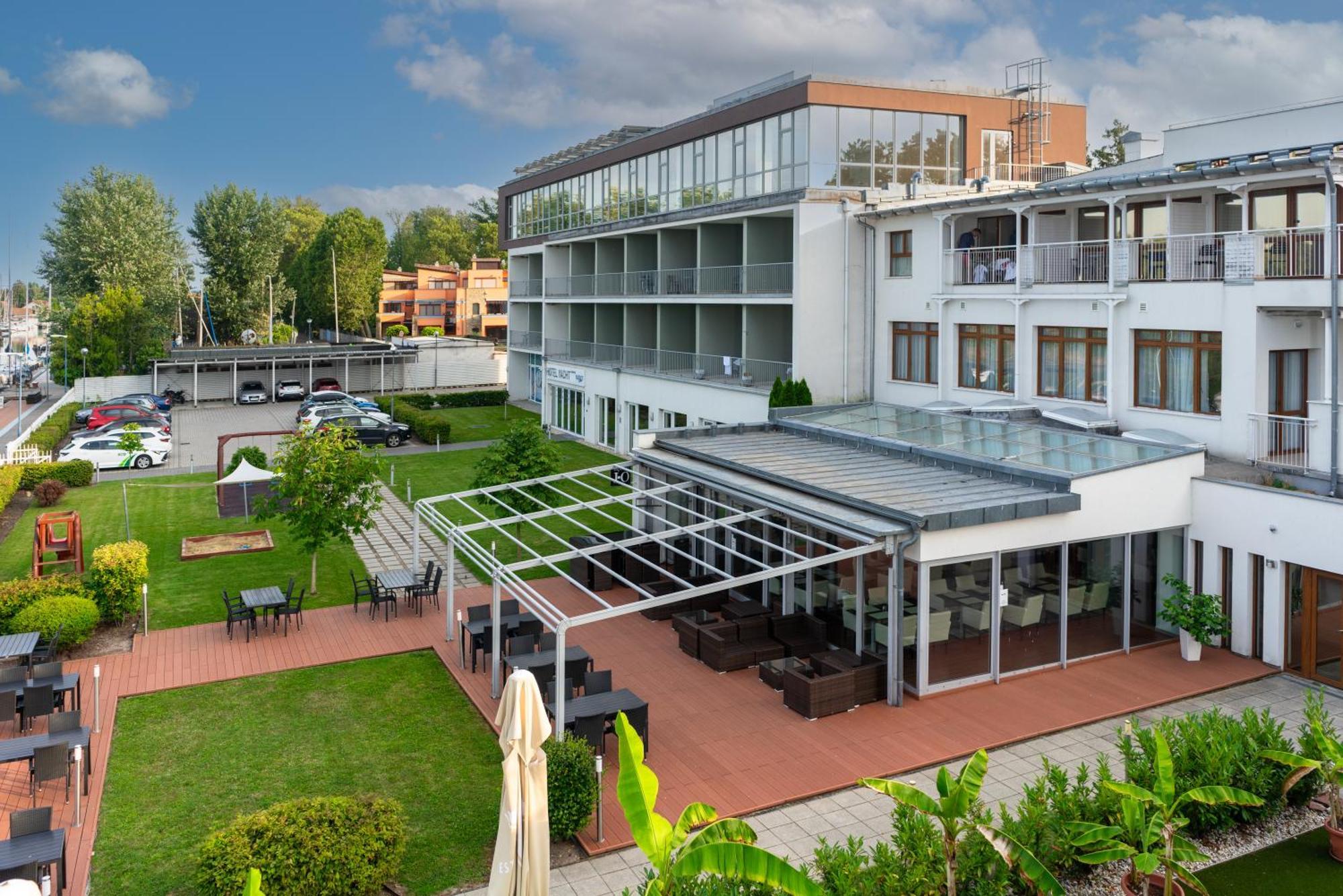 Hotel Yacht Wellness & Business Siófok Exterior foto