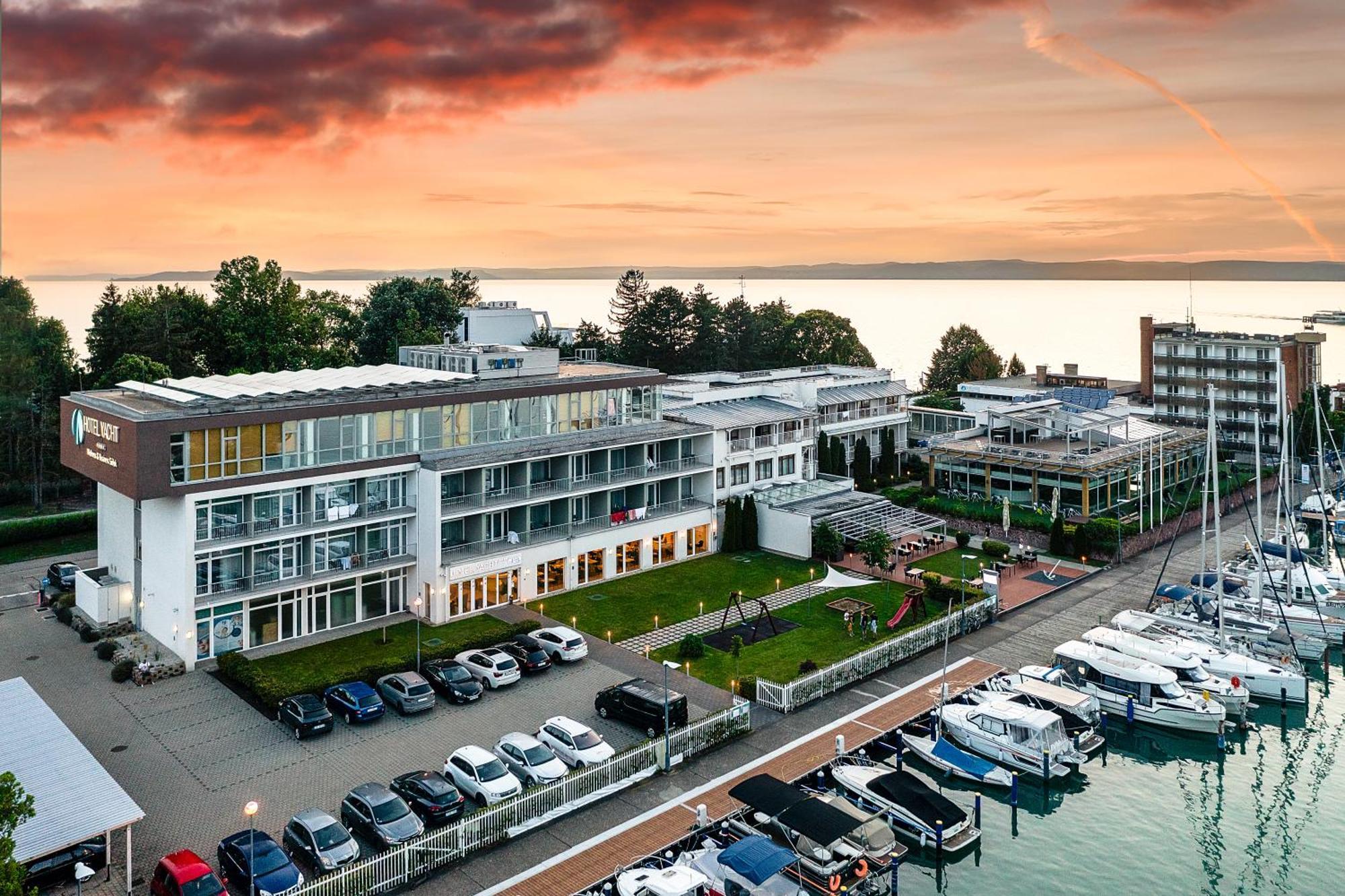 Hotel Yacht Wellness & Business Siófok Exterior foto