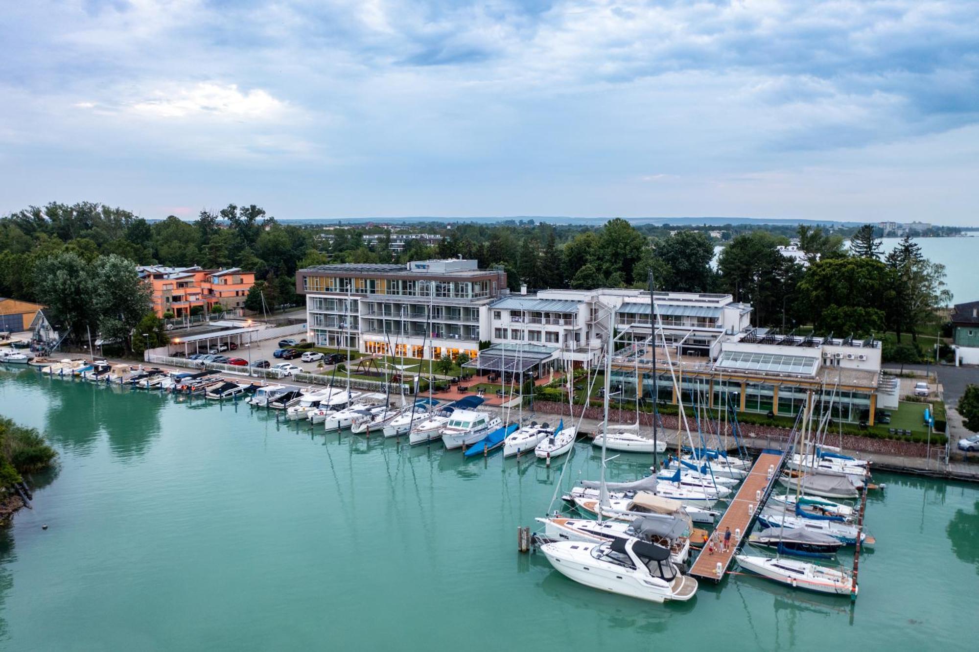 Hotel Yacht Wellness & Business Siófok Exterior foto